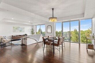 Building Photo - Remodeled 2BD, 2BA Englewood Condo with Mo...