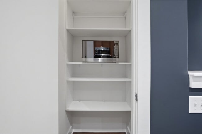 Building Photo - Modern Multi-Level 2BR Retreat with Garage Near Uptown Charlotte