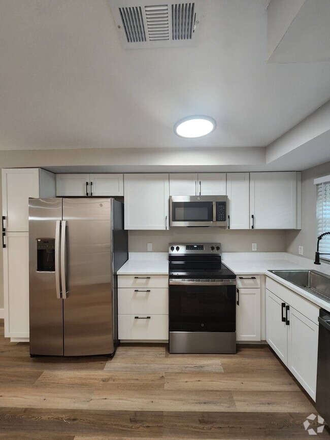Building Photo - Beautiful Newly Renovated unit with 2 bedr...