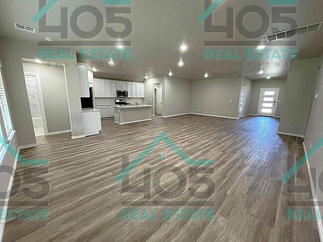 Building Photo - 5 Bedroom Dream Home