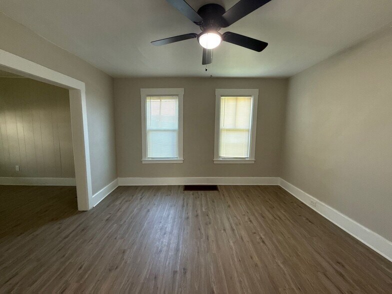 Building Photo - This beautifully updated 3-bedroom, 1-bath...