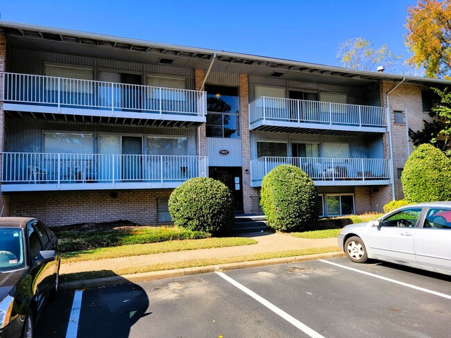 Primary Photo - One bedroom condo with lots of space in He...