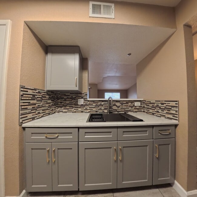 Building Photo - 8101 W Flamingo Rd