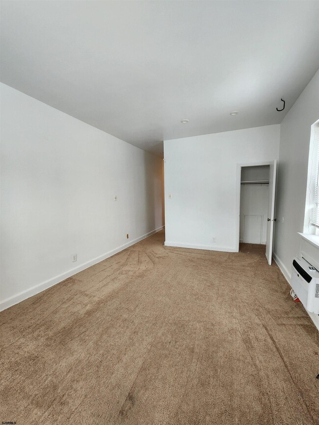 Building Photo - 19 S Weymouth Ave