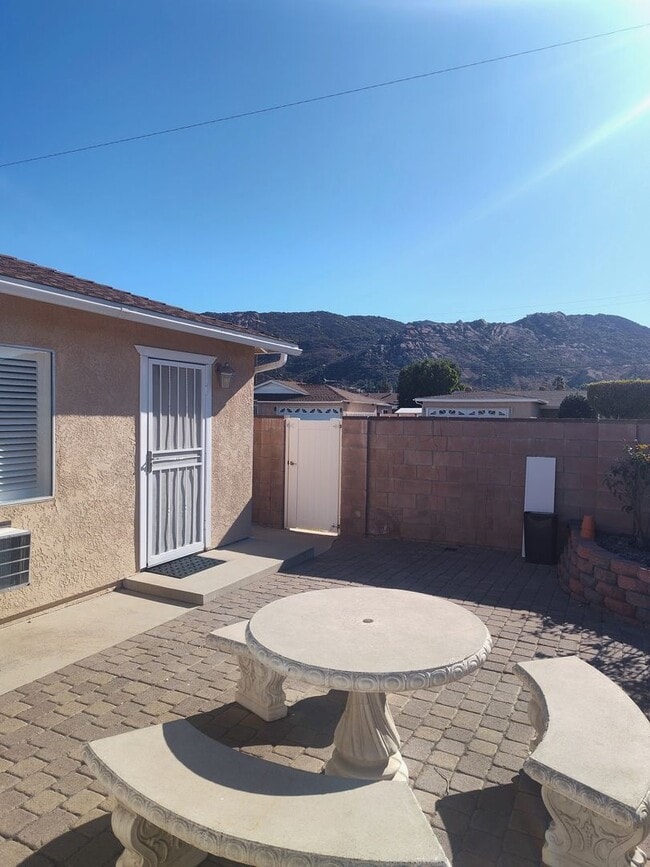 Building Photo - Private Studio for Rent in East Simi Valley Neighborhood