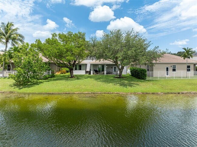 Building Photo - 3901 E Hibiscus St