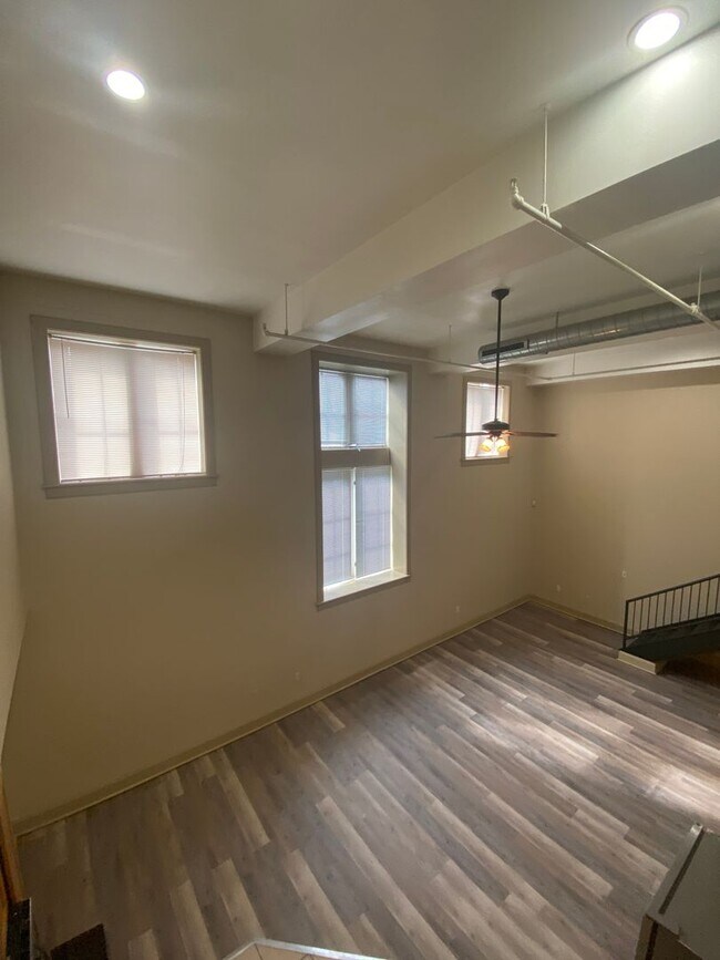 Building Photo - Beautiful 2 Bed 2 Bath loft Apartment W/D ...