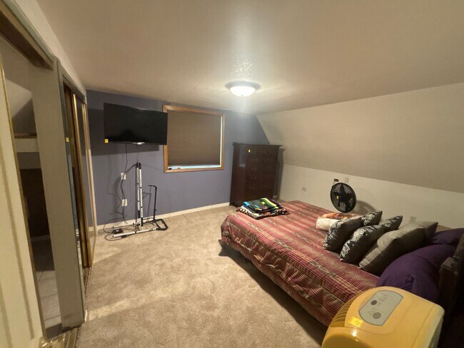 Building Photo - Huge green house / large garage / Pet frie...