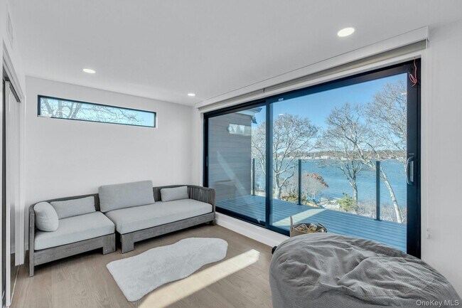 Building Photo - 10 Bay View Dr