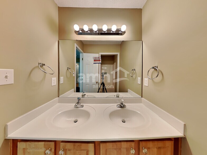 Building Photo - 728 Kavkaz St
