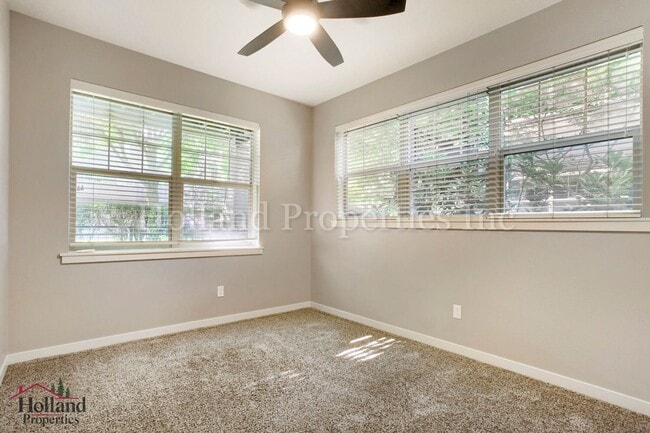 Building Photo - 670 NE Roydon Ln