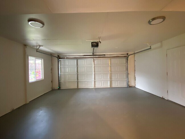 Building Photo - Charming 3-Bed, 2-Bath Home in Prime Feder...