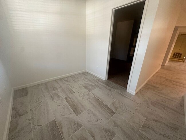 Building Photo - ELLIOT PLACE CONDOMINIUMS UPDATED/REMODELED GROUND FLOOR 1 BED PLUS DEN UNIT WITH 1 CAR GARAGE