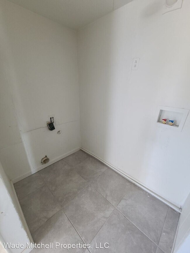 Building Photo - 4 br, 2 bath House - 3003 N. Hill