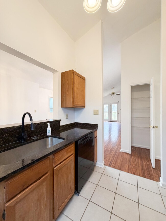 Building Photo - 352 Chase Pl