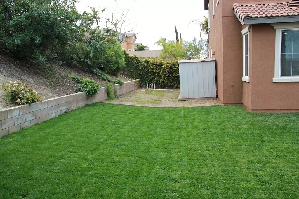 Building Photo - 9380 Dauchy Ave