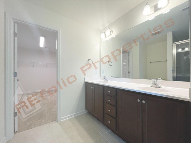 Building Photo - Gorgeous 5 Bedroom, 2.5 Bath Home with Fir...