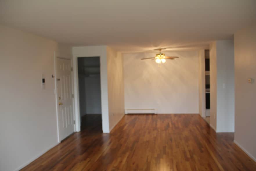 Dining Ell - 239 Twelve Mile Rd