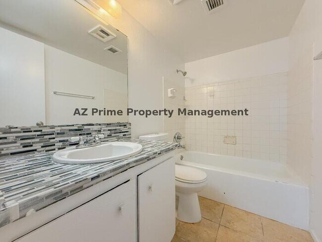 Building Photo - 2415 W Hazelwood St