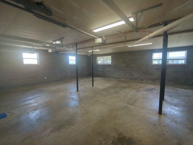 Building Photo - NICE SPACIOUS House in Holly Hills