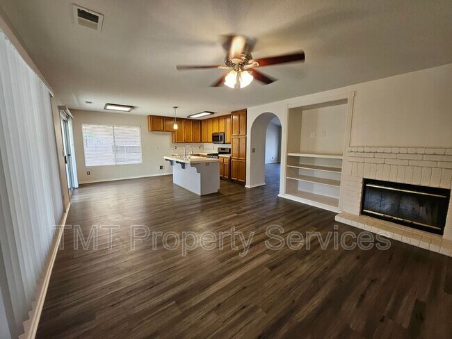 Building Photo - 3533 Des Moines Dr