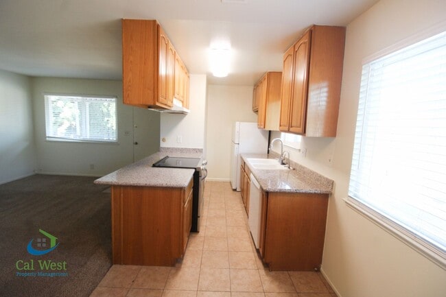 Building Photo - $2395 - 2 Beds/1 Bath Upstairs Condo Near ...