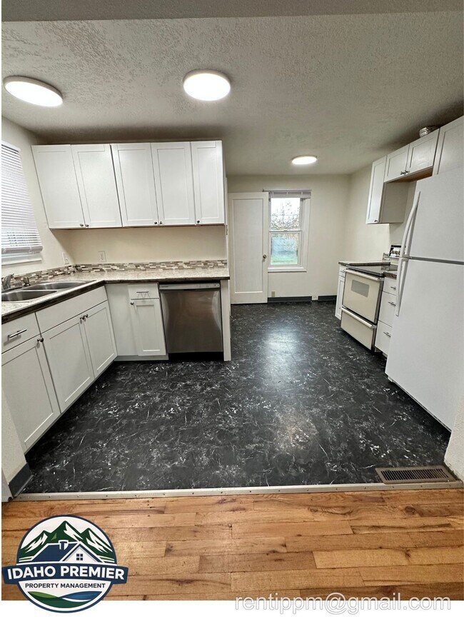 Building Photo - 709 N Stanley St