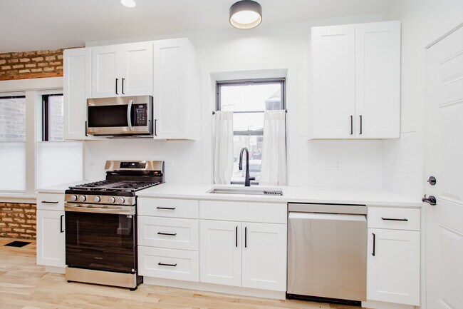 Building Photo - 6677 N Oliphant Ave