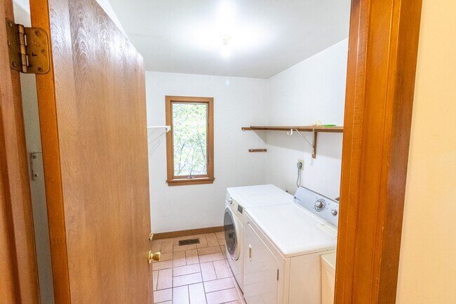 Building Photo - Beautiful Contemporary 3 Bedroom Home