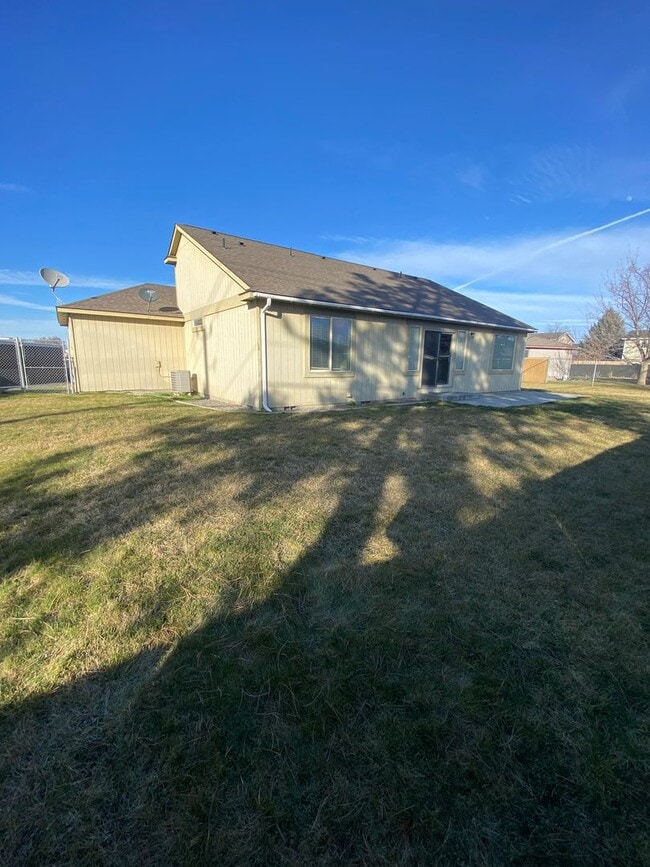 Building Photo - April Rent Free - House with Triple Car Garage