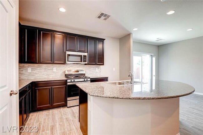 Building Photo - Beautiful 3 Bedroom Home For Rent