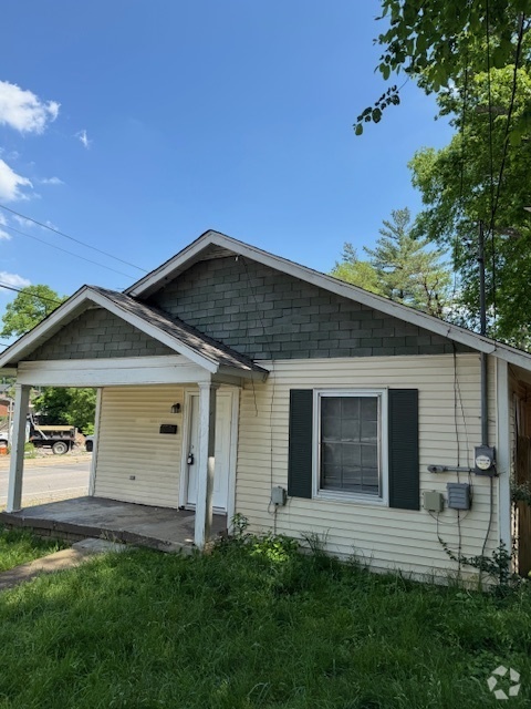 Building Photo - 2BR/1BA home on corner lot in north Nashvi...