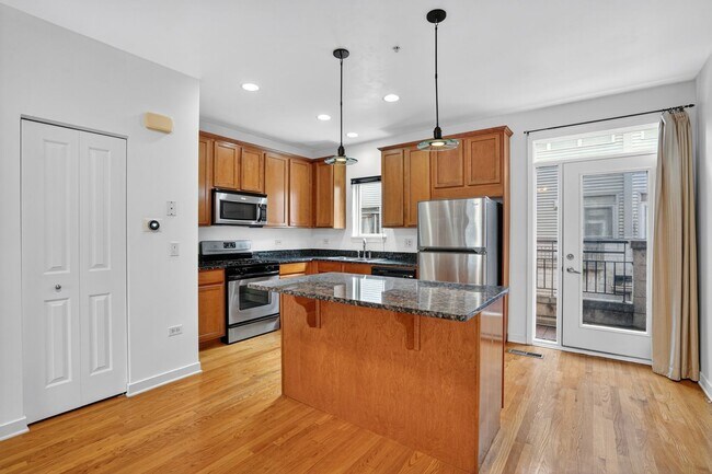 Building Photo - Charming 2BR Townhome in Chicago