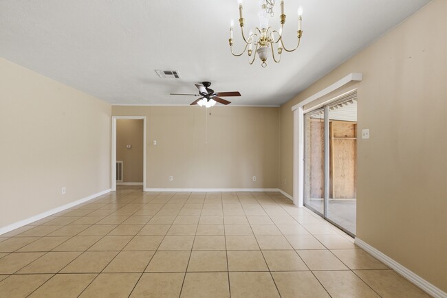 Building Photo - 13627 Greenway Dr