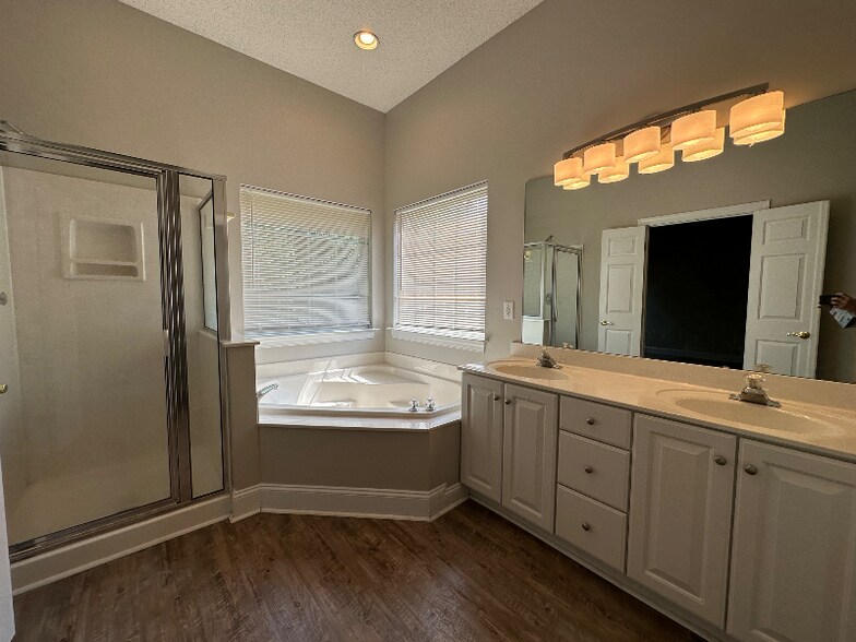 Building Photo - 4722 Lone Tree Ct