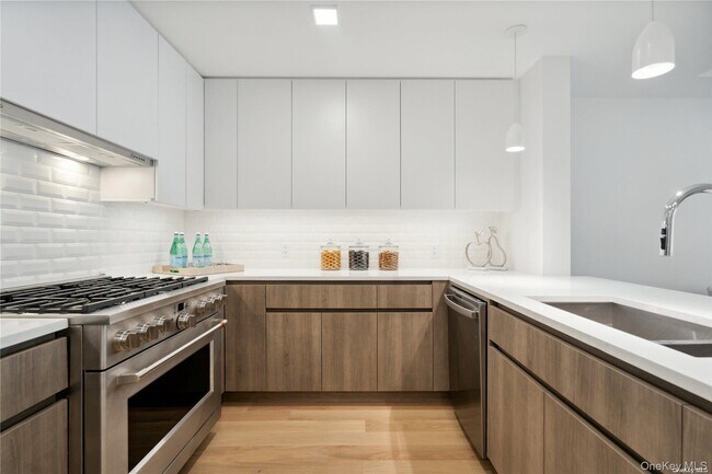 Building Photo - 218 Middle Neck Rd