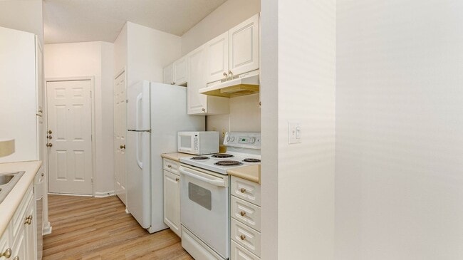 Building Photo - 1 Bedroom 1 Bath Condo in Southampton Poin...