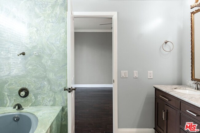 Building Photo - 818 6th St