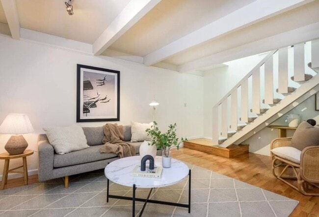 Building Photo - Beautiful 2 bed 1 bath end unit condo/town...