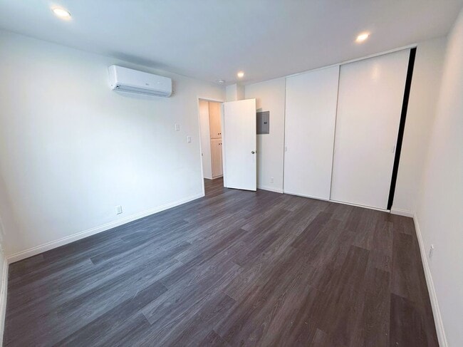 Building Photo - 525 Fischer, 1