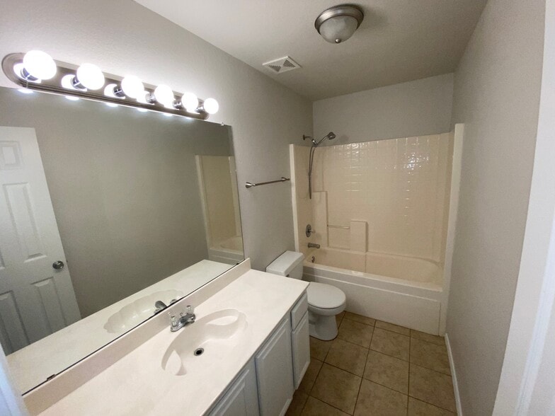 Building Photo - 2918 Hilton Head Dr