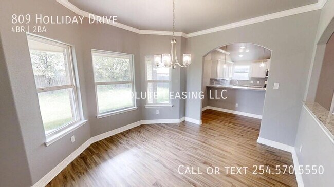 Building Photo - 809 Holliday Dr