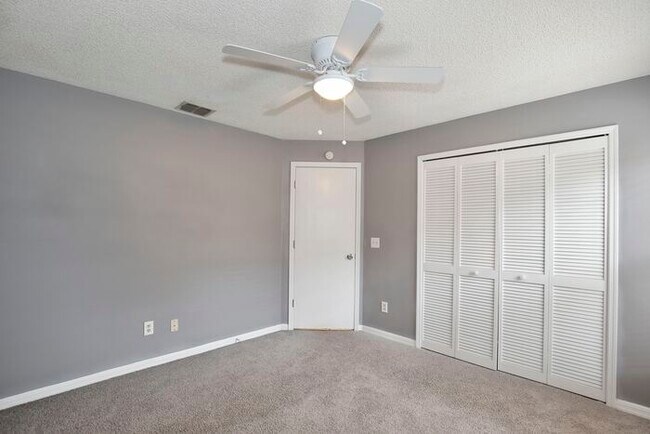 Building Photo - Stunning 3/2 Home with a Spacious 2 Car Ga...