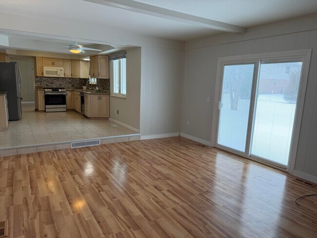 Building Photo - 3550 Kings Point Dr