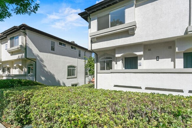 Building Photo - 30902 Club House Dr