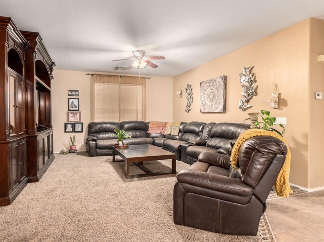 Building Photo - Amazing 4 bedroom In Lyons Gate!