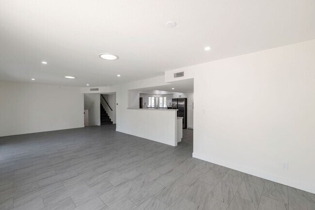 Building Photo - Amazing 6 Bed remodeled house at ASU