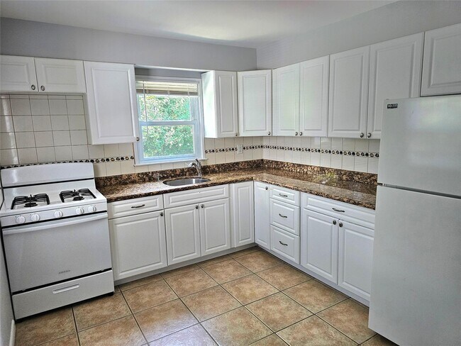 Building Photo - 426 River Ave