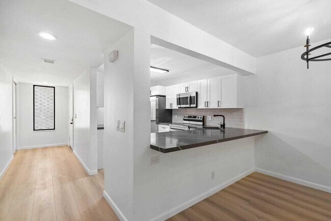 Building Photo - 341 Lakeview Dr