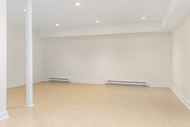 Building Photo - 677 Dennett St